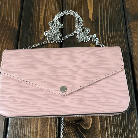 EUC Louis Vuitton Epi Pochette Felice. Rose Ballerine. Silver removeable chain. - Picture 3 of 16